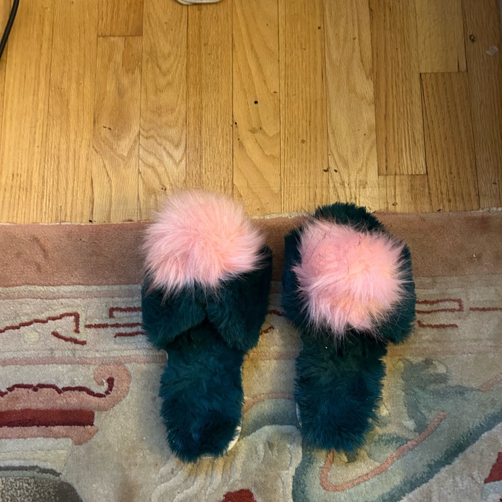 NWT Shiraleah Green Faux Fur Slippers with Faux Fur Pink Pom Pom Size 6-8